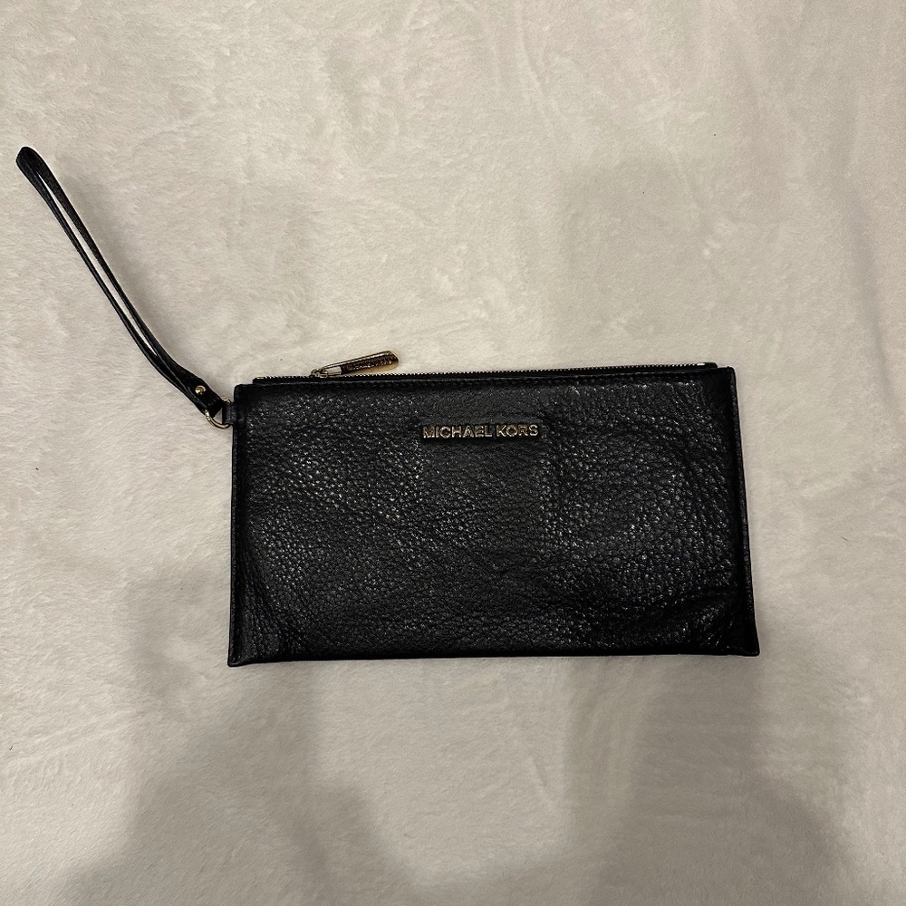 MICHAEL KORS PEBBLED LEATHER WRISTLET BLACK